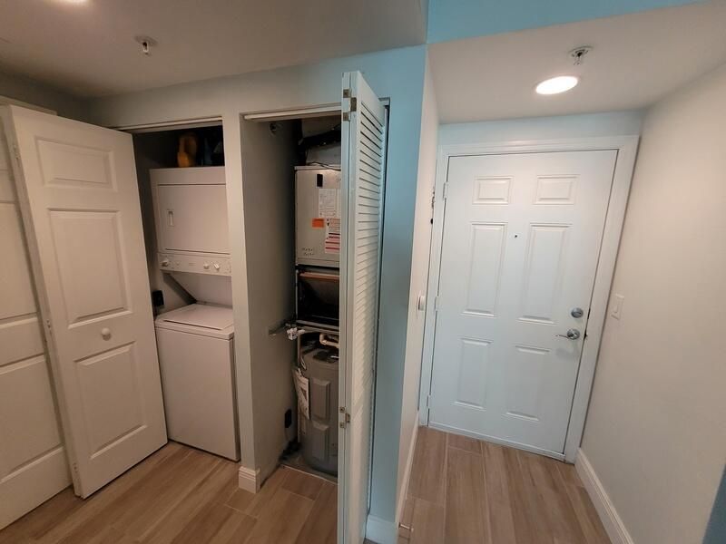 For Sale: $404,000 (1 beds, 1 baths, 782 Square Feet)