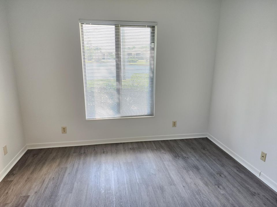 For Rent: $2,050 (2 beds, 2 baths, 1111 Square Feet)
