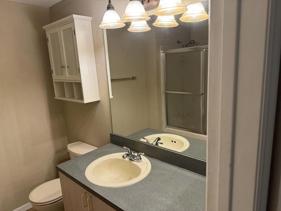 Active With Contract: $185,000 (1 beds, 1 baths, 752 Square Feet)