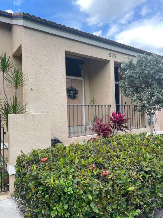 Active With Contract: $2,900 (3 beds, 2 baths, 1466 Square Feet)
