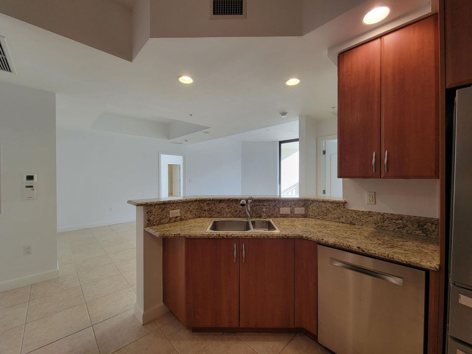 Active With Contract: $3,900 (2 beds, 2 baths, 1475 Square Feet)