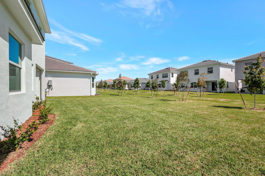 Active With Contract: $642,193 (3 beds, 2 baths, 2581 Square Feet)