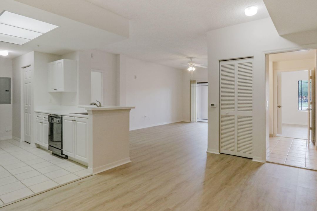 Active With Contract: $2,500 (2 beds, 2 baths, 1070 Square Feet)