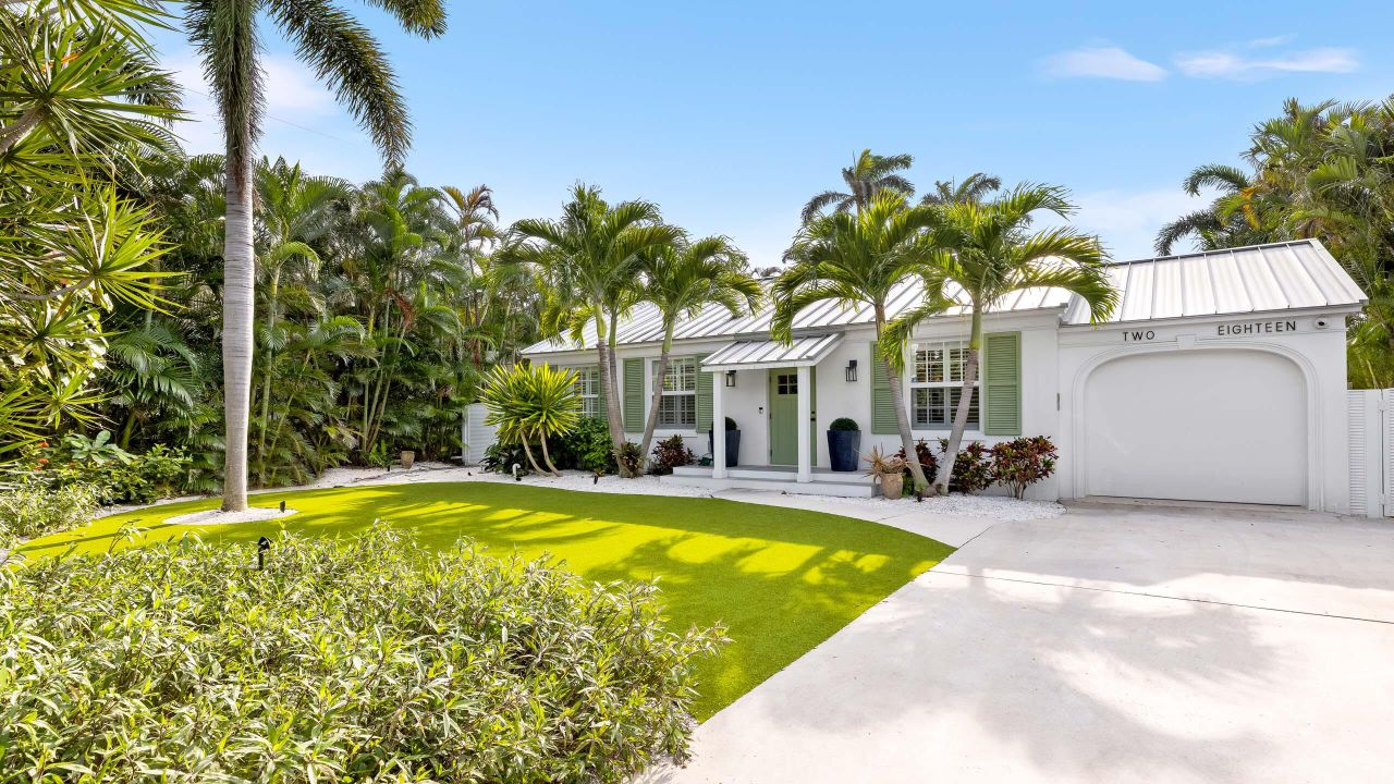 Active With Contract: $2,795,000 (3 beds, 2 baths, 1380 Square Feet)