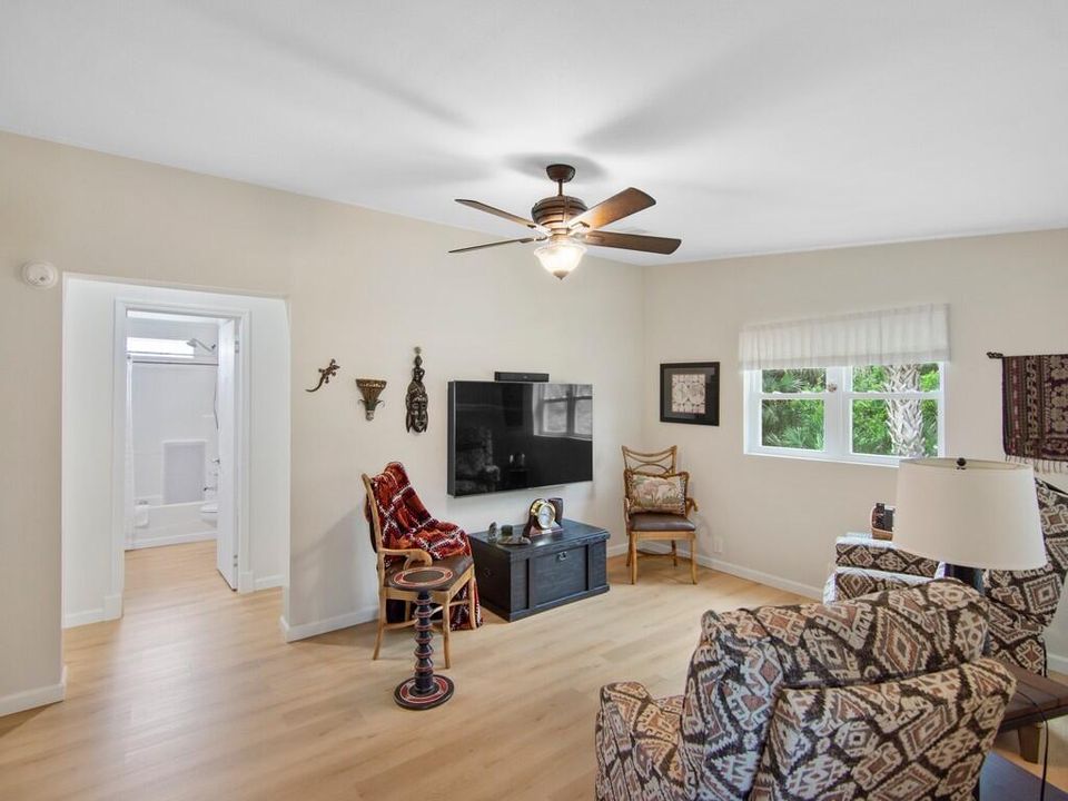 Active With Contract: $199,900 (3 beds, 2 baths, 1968 Square Feet)