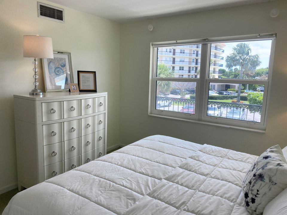 For Sale: $558,500 (2 beds, 2 baths, 958 Square Feet)