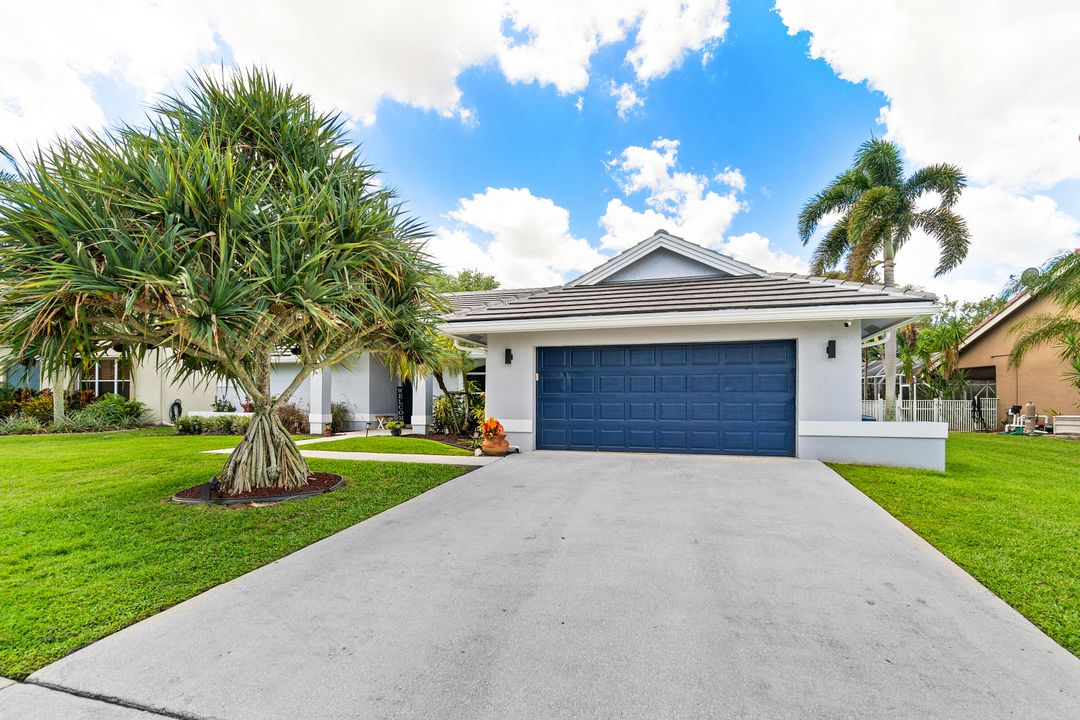 Active With Contract: $700,000 (4 beds, 2 baths, 2467 Square Feet)