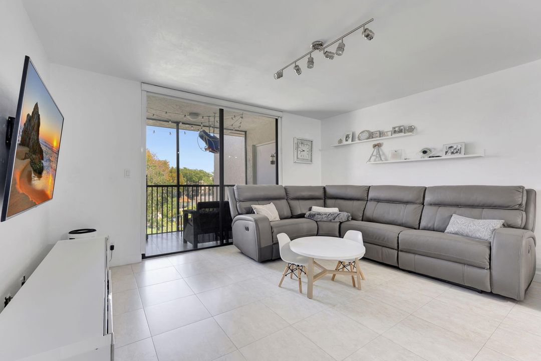 Active With Contract: $265,000 (2 beds, 2 baths, 950 Square Feet)