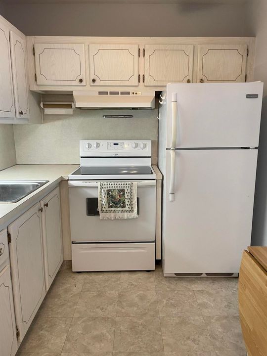 For Sale: $80,000 (1 beds, 1 baths, 702 Square Feet)