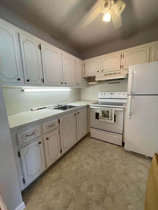 For Sale: $82,500 (1 beds, 1 baths, 702 Square Feet)