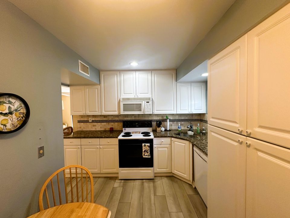 For Sale: $249,000 (2 beds, 2 baths, 1200 Square Feet)