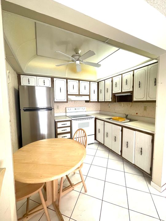 For Sale: $99,000 (1 beds, 1 baths, 760 Square Feet)