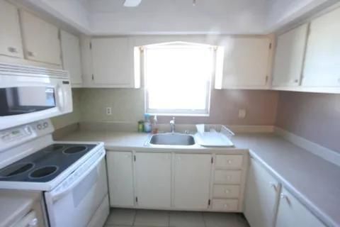 For Sale: $165,000 (2 beds, 1 baths, 840 Square Feet)