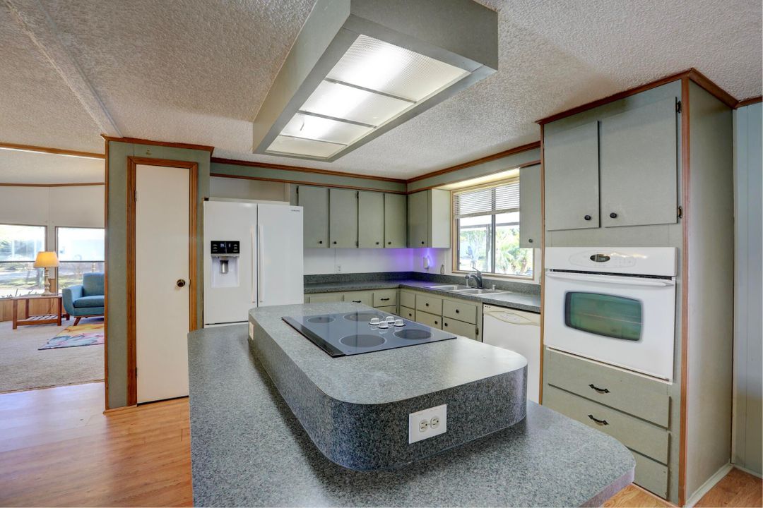For Sale: $150,000 (2 beds, 2 baths, 1324 Square Feet)