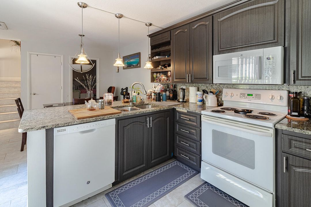 For Sale: $315,000 (2 beds, 2 baths, 1374 Square Feet)