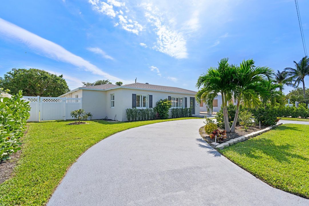 For Sale: $1,699,000 (4 beds, 3 baths, 2238 Square Feet)