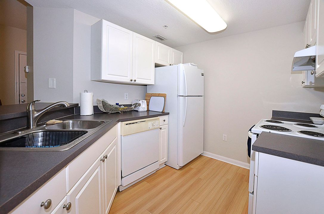 For Sale: $204,999 (1 beds, 1 baths, 790 Square Feet)