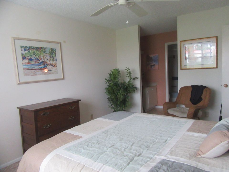 For Sale: $139,500 (1 beds, 1 baths, 704 Square Feet)