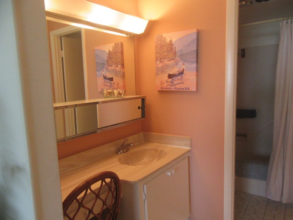 For Sale: $139,500 (1 beds, 1 baths, 704 Square Feet)