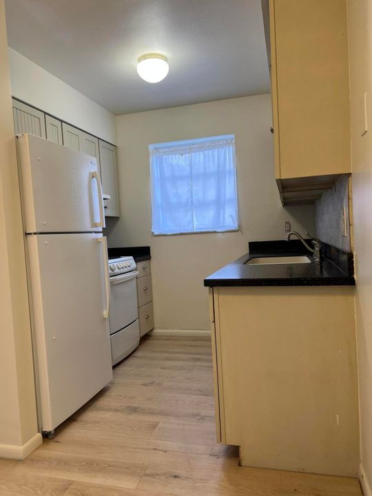 Active With Contract: $157,500 (1 beds, 1 baths, 600 Square Feet)
