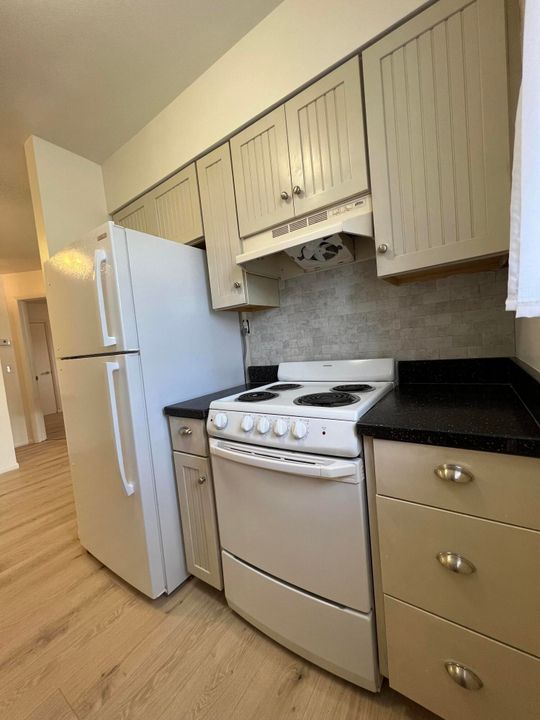 Active With Contract: $157,500 (1 beds, 1 baths, 600 Square Feet)