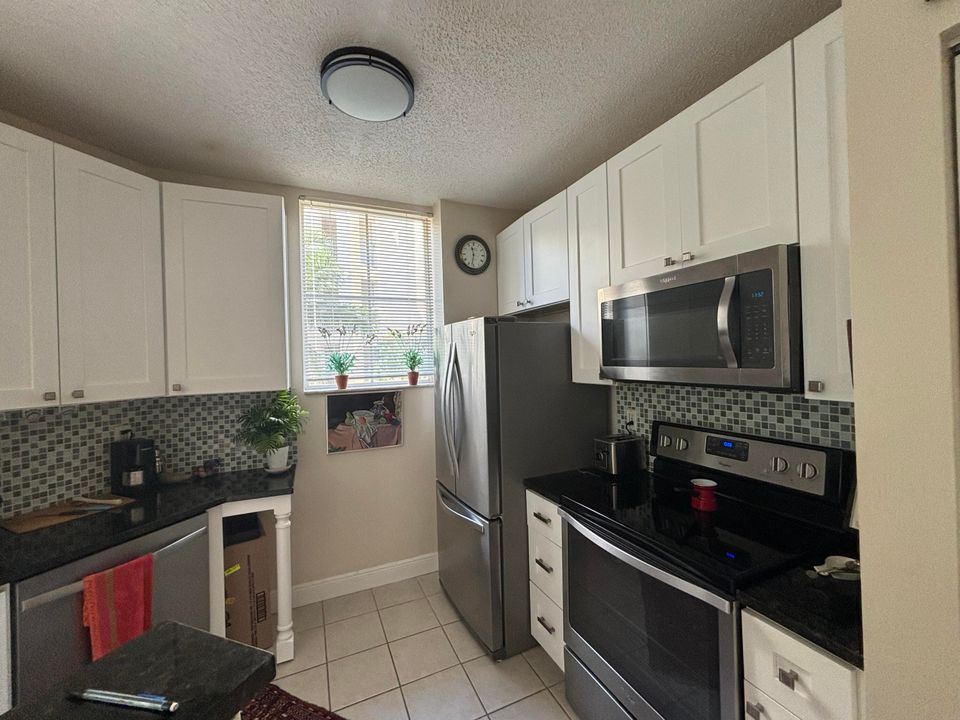 Active With Contract: $375,000 (1 beds, 1 baths, 800 Square Feet)