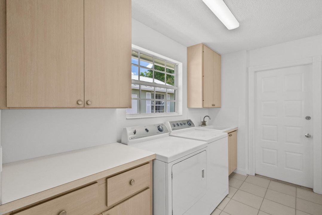 Active With Contract: $359,000 (2 beds, 2 baths, 1525 Square Feet)