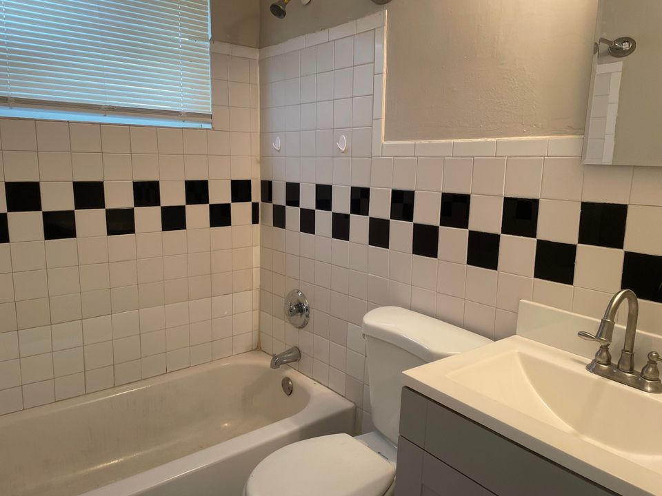 For Rent: $1,600 (2 beds, 1 baths, 648 Square Feet)