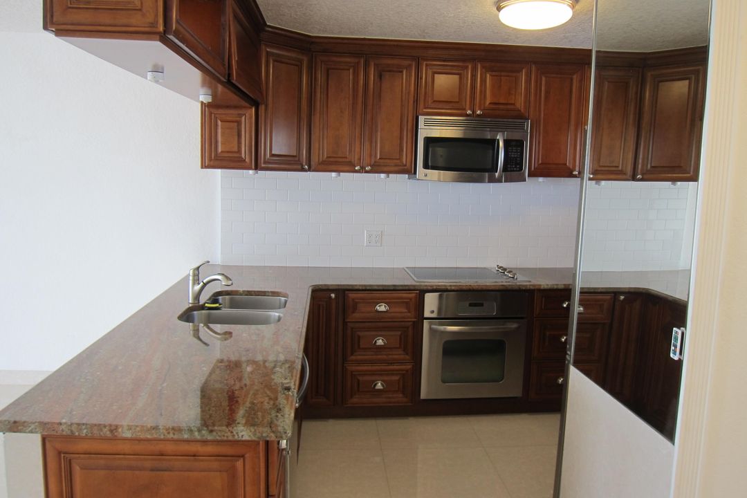 For Sale: $180,000 (1 beds, 2 baths, 894 Square Feet)