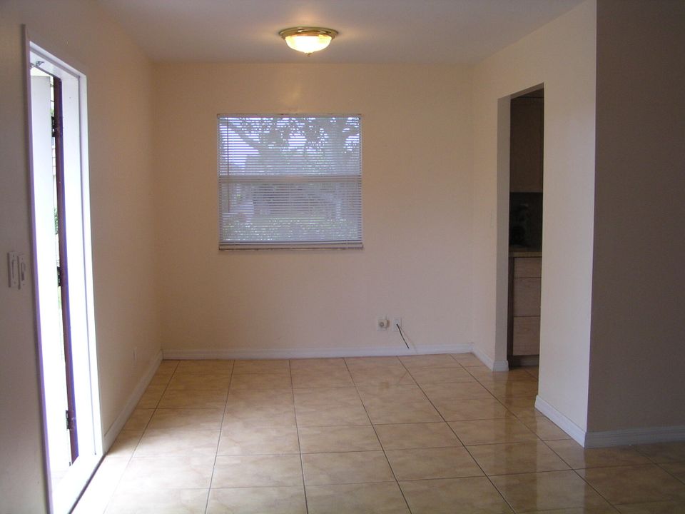 Active With Contract: $1,900 (2 beds, 2 baths, 880 Square Feet)