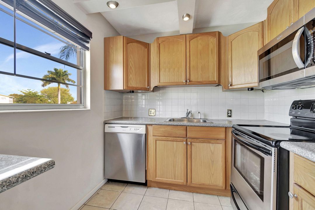 For Sale: $144,900 (2 beds, 1 baths, 835 Square Feet)