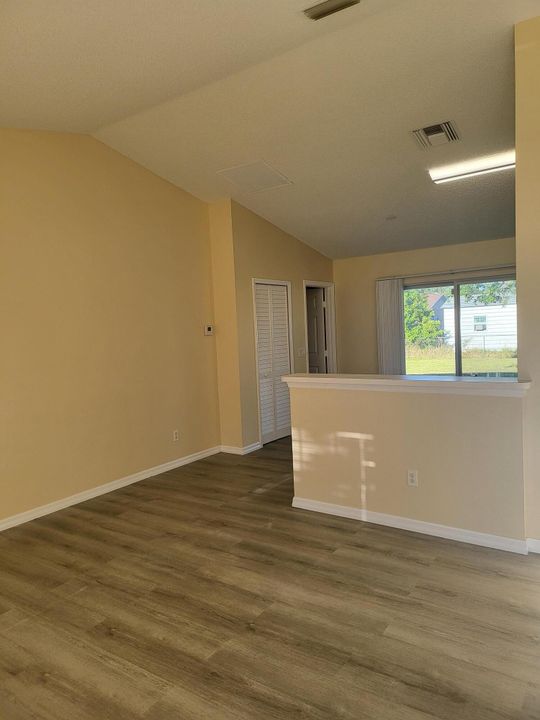 Active With Contract: $2,200 (3 beds, 2 baths, 1264 Square Feet)