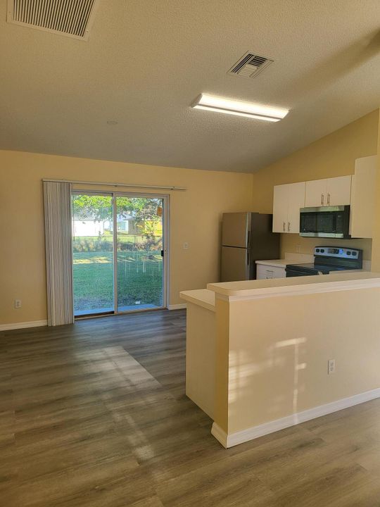 Active With Contract: $2,200 (3 beds, 2 baths, 1264 Square Feet)