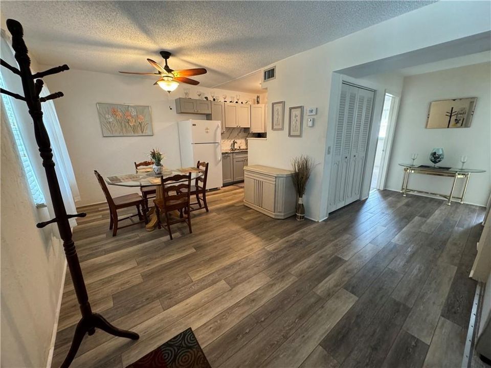 For Sale: $135,000 (2 beds, 2 baths, 860 Square Feet)