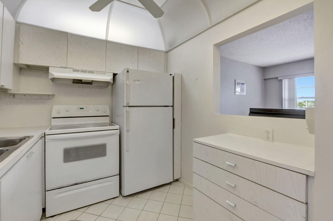 Active With Contract: $105,000 (1 beds, 1 baths, 720 Square Feet)