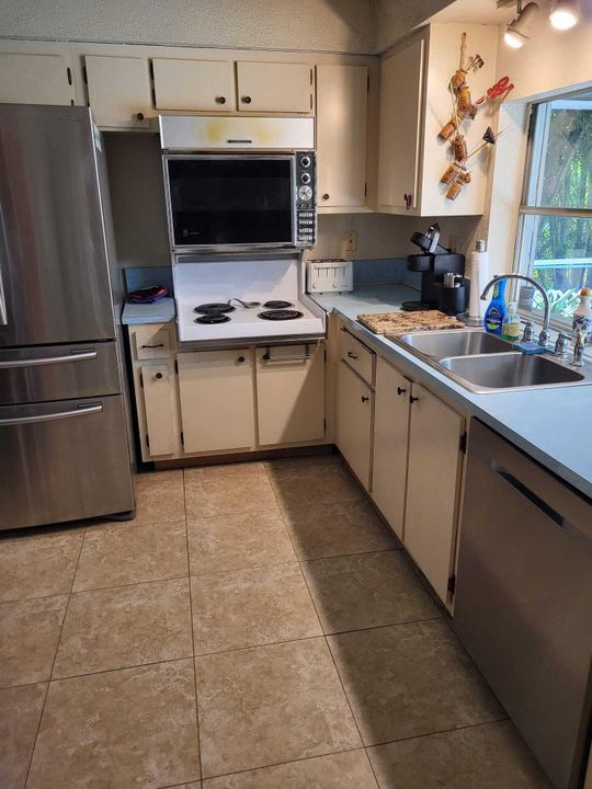 Active With Contract: $429,900 (2 beds, 2 baths, 1233 Square Feet)