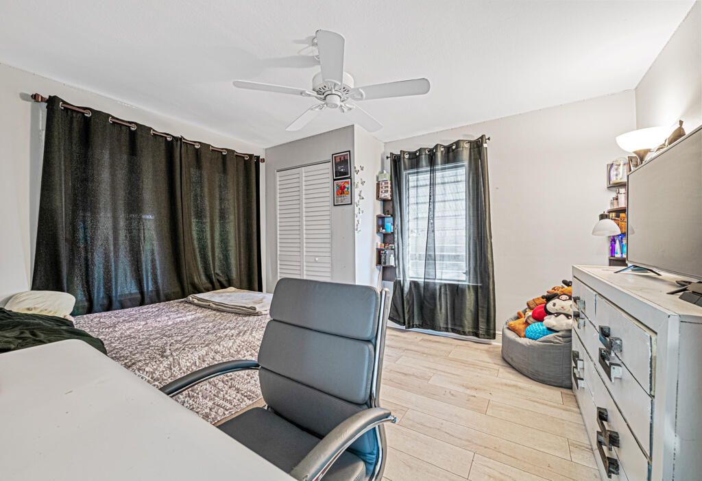 For Sale: $440,000 (2 beds, 1 baths, 1036 Square Feet)
