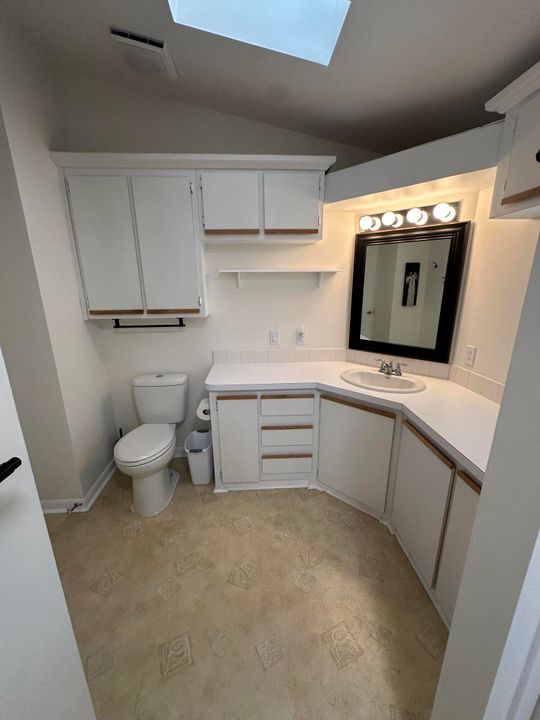 Active With Contract: $224,500 (1 beds, 1 baths, 748 Square Feet)
