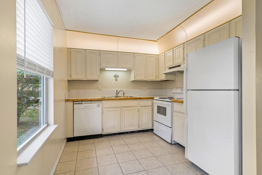 For Sale: $275,000 (2 beds, 2 baths, 1042 Square Feet)