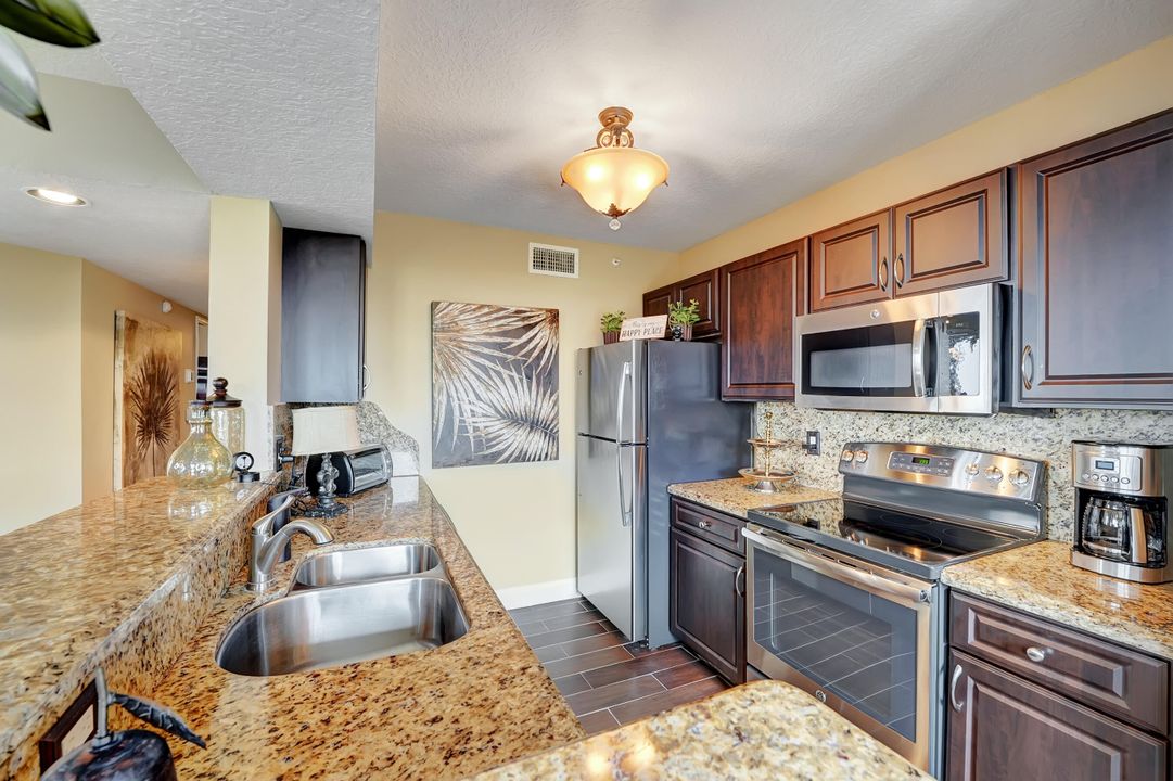Active With Contract: $348,000 (2 beds, 1 baths, 935 Square Feet)