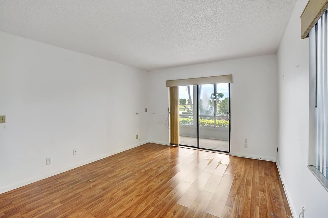 Active With Contract: $119,000 (1 beds, 1 baths, 795 Square Feet)