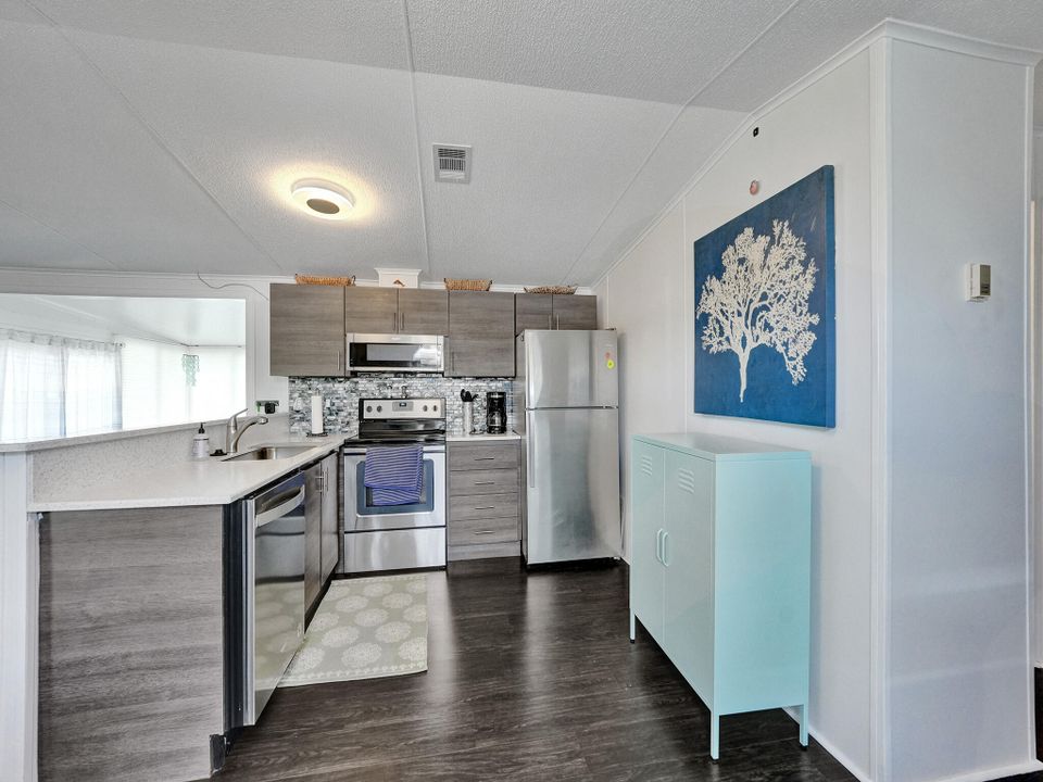 For Sale: $209,900 (2 beds, 2 baths, 768 Square Feet)