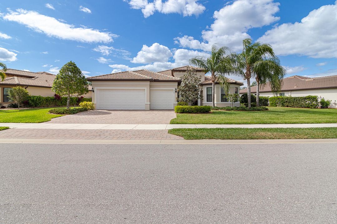 Active With Contract: $699,900 (3 beds, 3 baths, 2488 Square Feet)