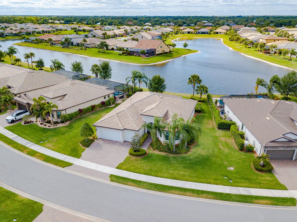 Active With Contract: $699,900 (3 beds, 3 baths, 2488 Square Feet)