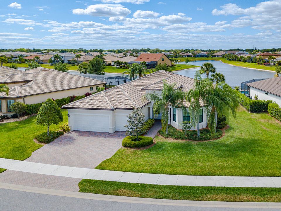 Active With Contract: $699,900 (3 beds, 3 baths, 2488 Square Feet)