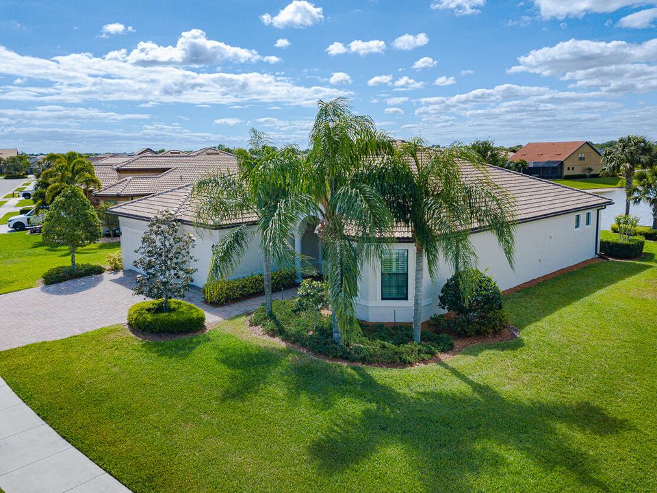 Active With Contract: $699,900 (3 beds, 3 baths, 2488 Square Feet)