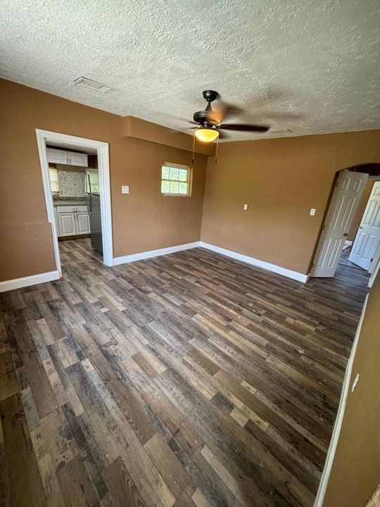 For Sale: $230,000 (3 beds, 1 baths, 1106 Square Feet)