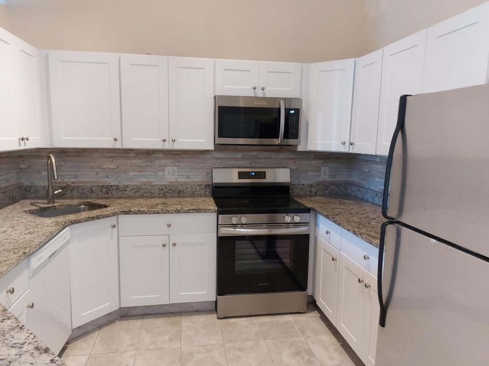 For Sale: $295,900 (2 beds, 2 baths, 1025 Square Feet)