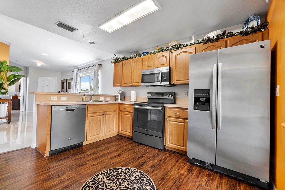 Active With Contract: $325,000 (3 beds, 2 baths, 1313 Square Feet)