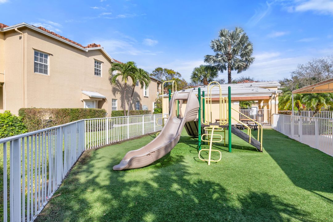 Active With Contract: $345,000 (2 beds, 2 baths, 1036 Square Feet)
